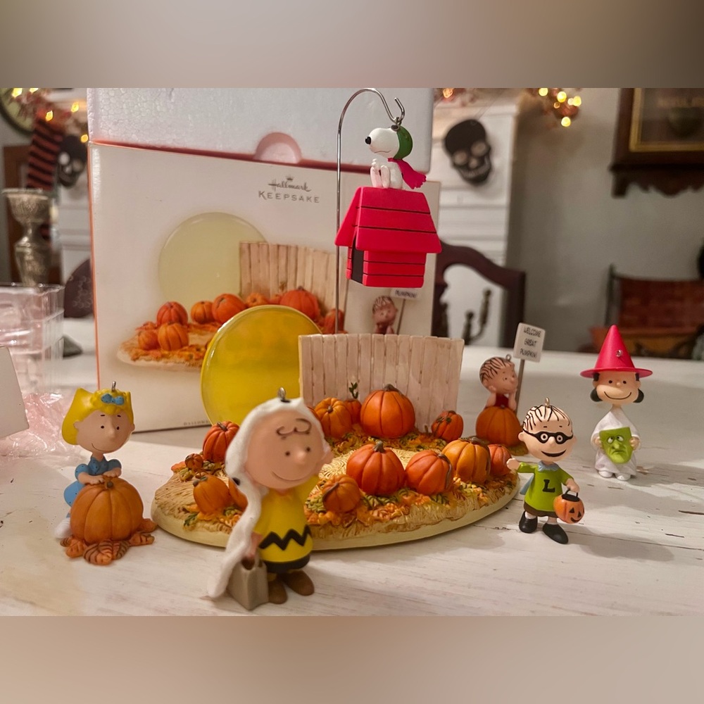 Hallmark Keepsake 2006 Peanuts & the Gang, It’s The Great Pumpkin Charlie Brown
